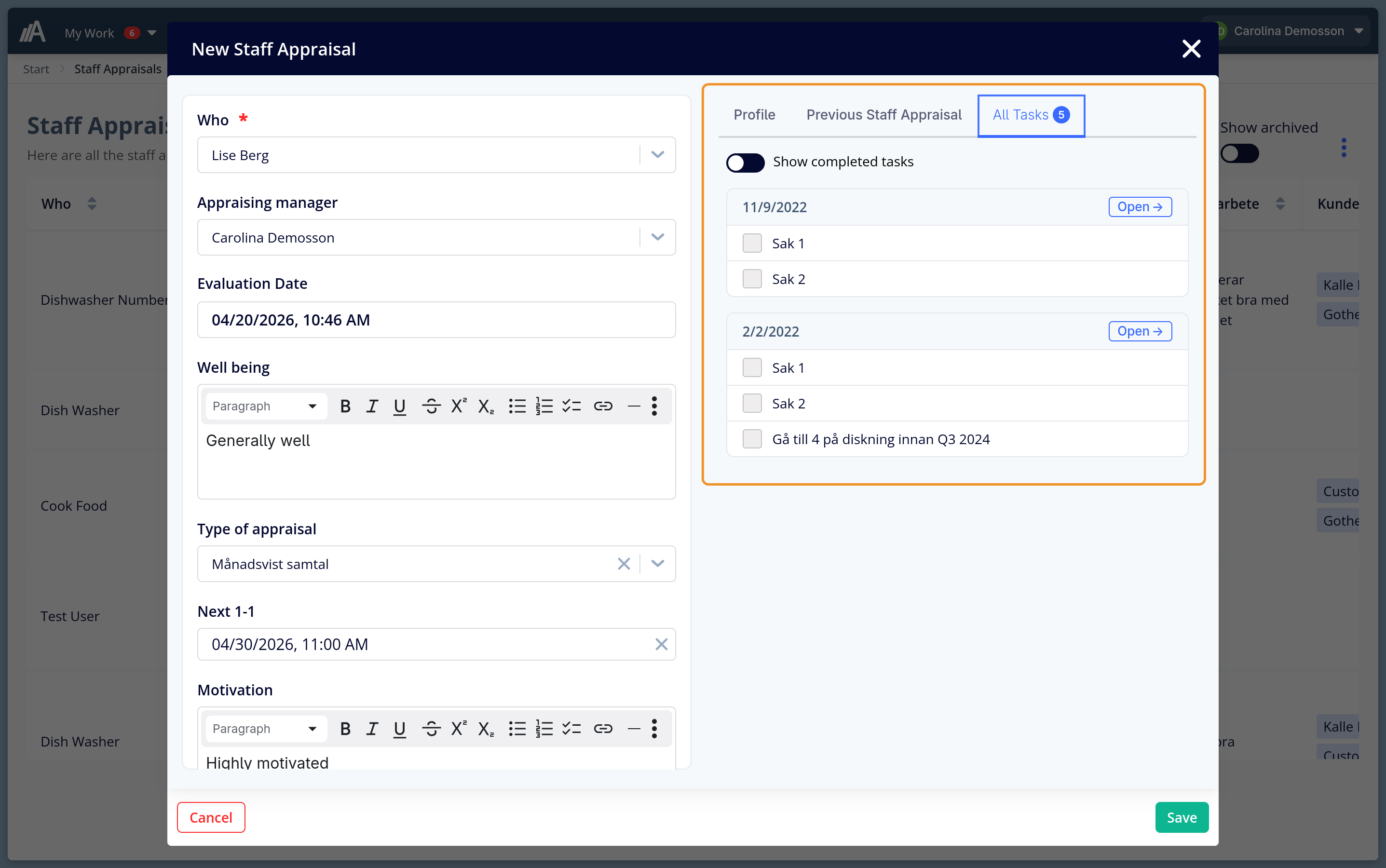Medarbetarsamtalsformuläret i AmpliFlow med fliken Alla uppgifter öppen, uppgifter grupperade per utvärderingsdatum med kryssrutor och Öppna-länk till källsamtalet
